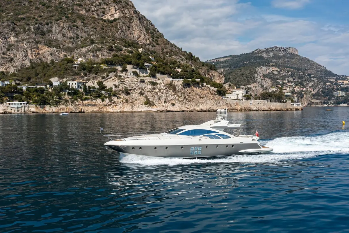 Azimut 86, cubierta principal — Barcelona Yacht Rental, Barcelona. Rumbo a Sitges con toda la tarde por delante