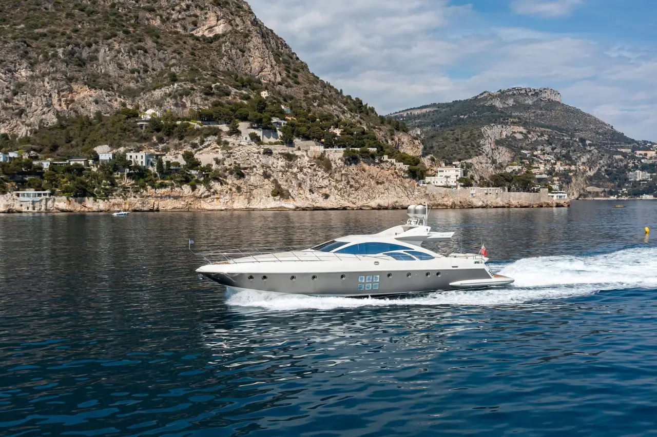 Azimut 86, cubierta principal — Barcelona Yacht Rental, Barcelona. Rumbo a Sitges con toda la tarde por delante