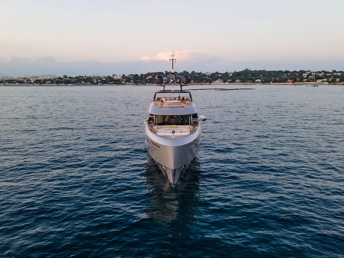 Benetti 28m, cubierta principal — Barcelona Yacht Rental, Barcelona. Rumbo a Sitges con espacio de sobra a bordo