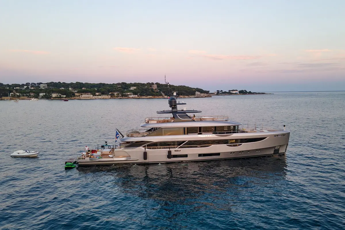 Oasis 40 — Barcelona Yacht Rental, Barcelona. Cubiertas abiertas para un atardecer frente a Sitges