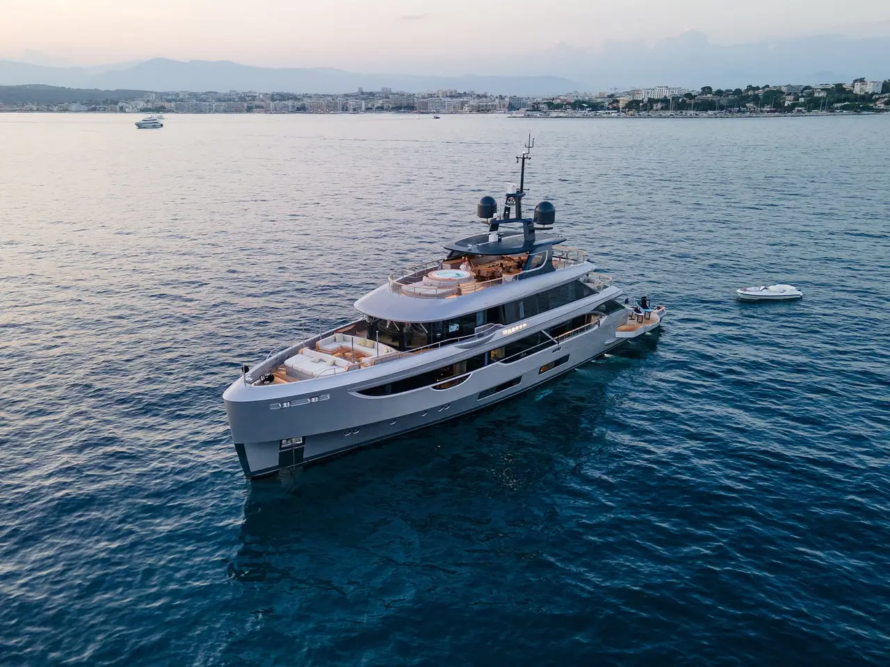 Oasis 40, exterior — Barcelona Yacht Rental, Barcelona. Cubiertas abiertas para un atardecer frente a Sitges