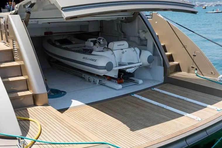Cerri 102’ Flying Sport, salon — Barcelona Yacht Rental, Barcelona. Fast sport lines for a sun-lit Sitges run