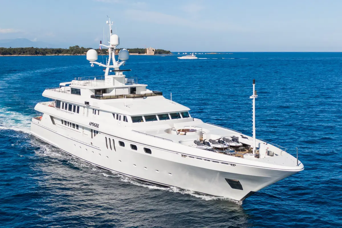 Apogee — Barcelona Yacht Rental, Barcelona. Rumbo a Menorca con cubiertas amplias en calma