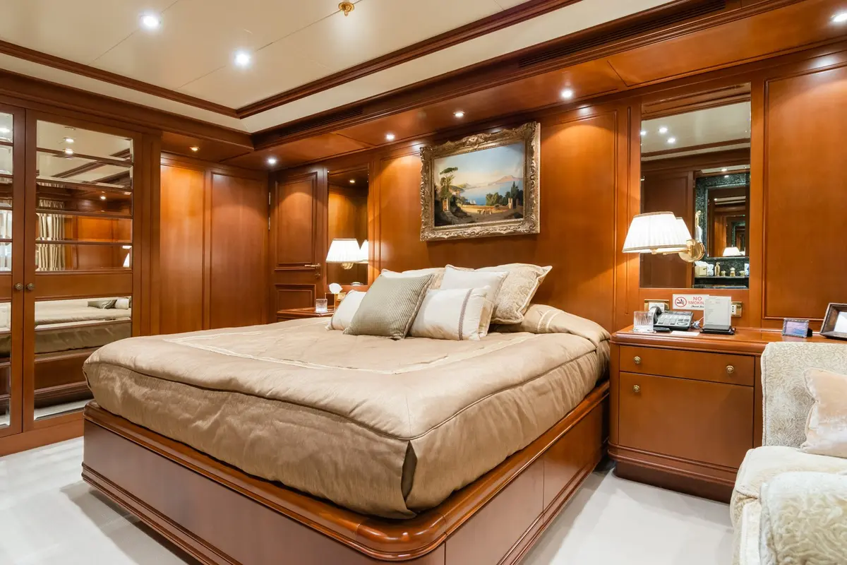 Apogee, cubierta principal — Barcelona Yacht Rental, Barcelona. Rumbo a Menorca con cubiertas amplias en calma
