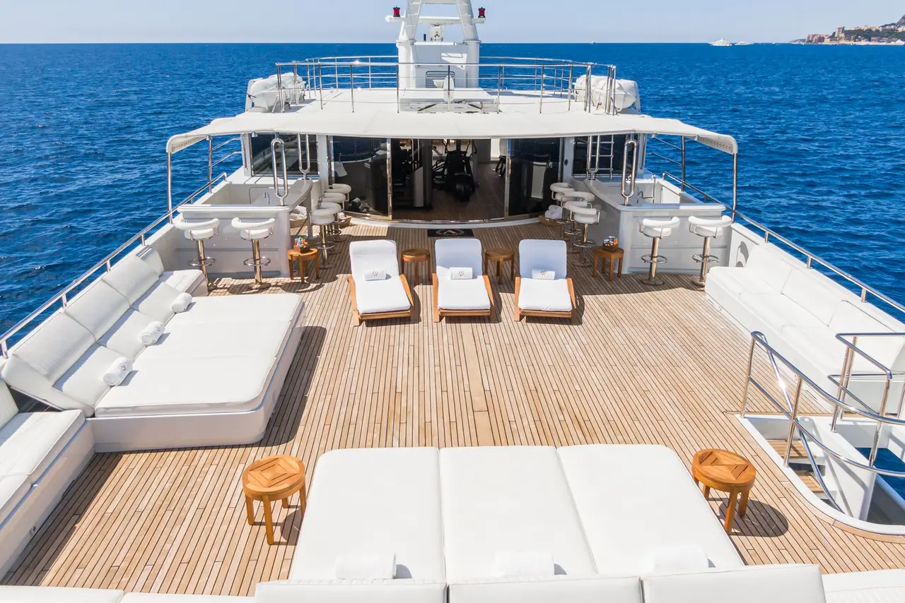 Apogee, salón — Barcelona Yacht Rental, Barcelona. Rumbo a Menorca con cubiertas amplias en calma