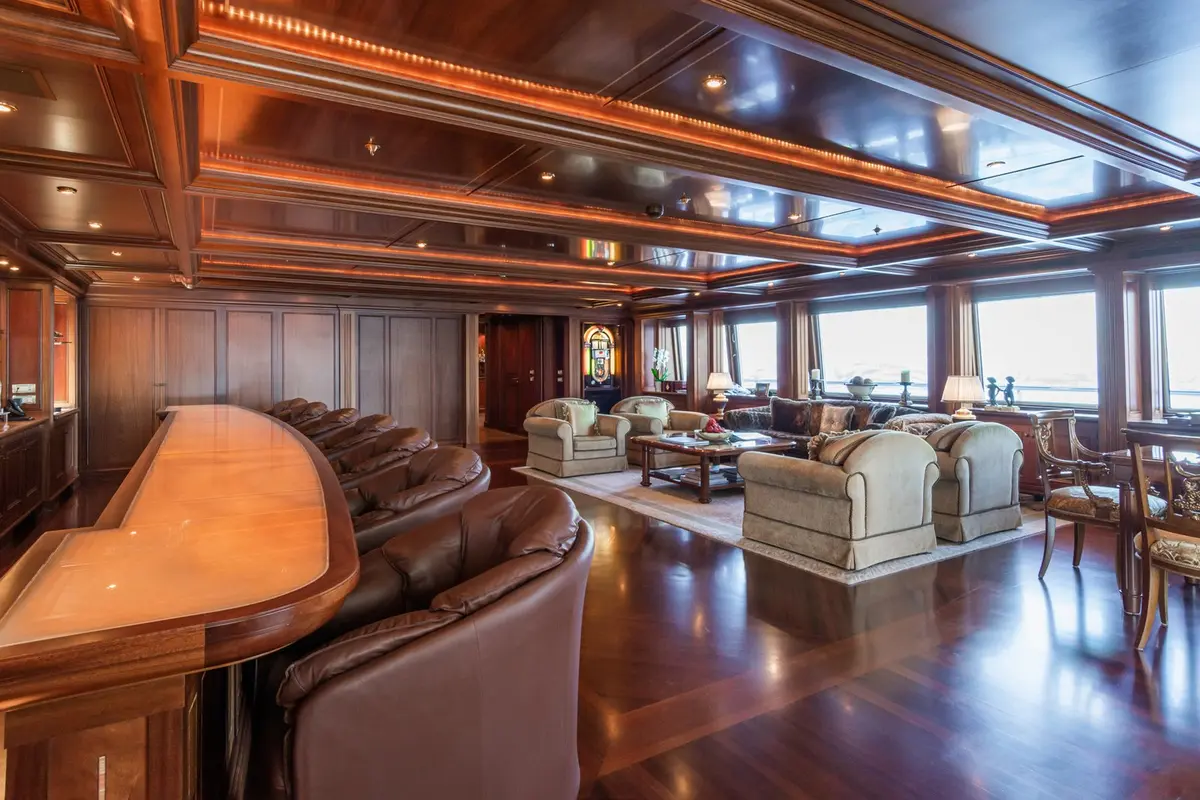 Apogee, camarote principal — Barcelona Yacht Rental, Barcelona. Rumbo a Menorca con cubiertas amplias en calma