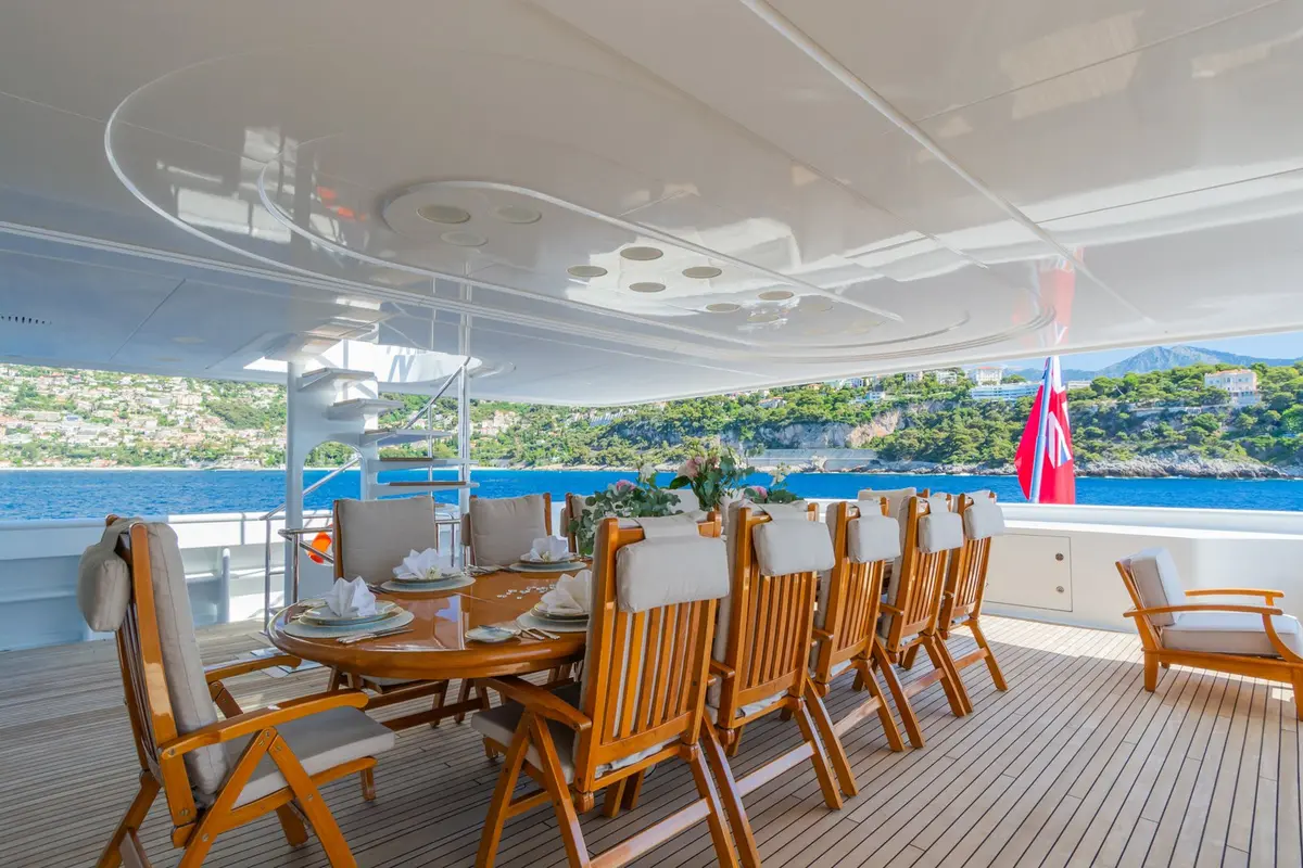 Apogee, flybridge — Barcelona Yacht Rental, Barcelona. Rumbo a Menorca con cubiertas amplias en calma