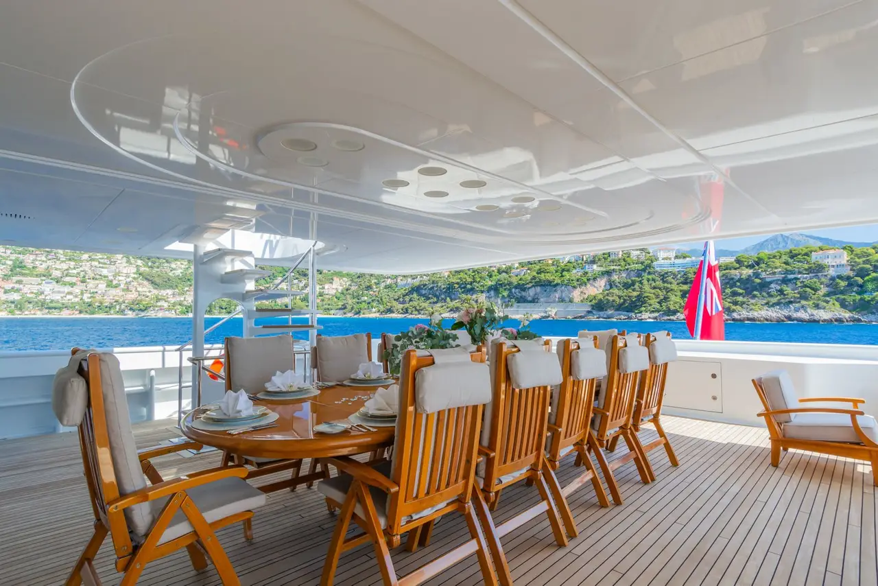 Apogee, flybridge — Barcelona Yacht Rental, Barcelona. Rumbo a Menorca con cubiertas amplias en calma