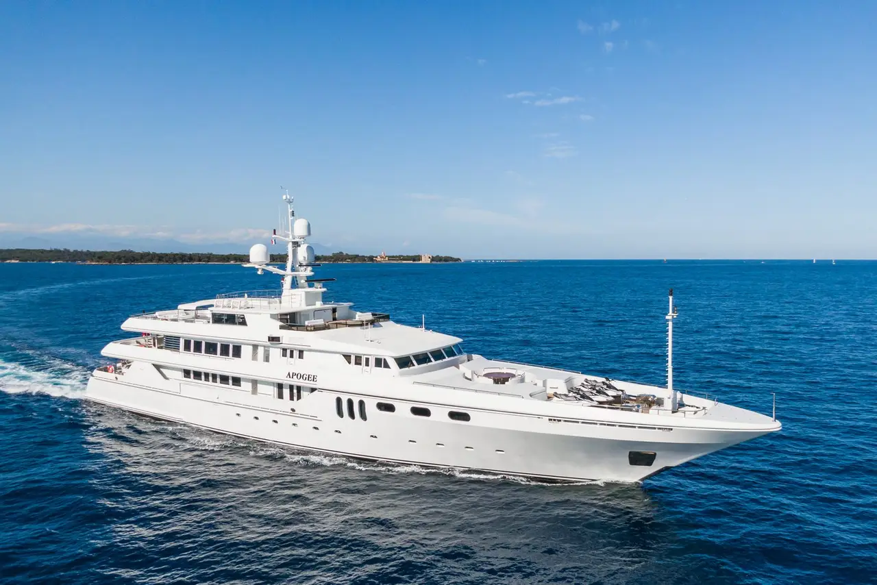 Apogee, exterior — Barcelona Yacht Rental, Barcelona. Rumbo a Menorca con cubiertas amplias en calma