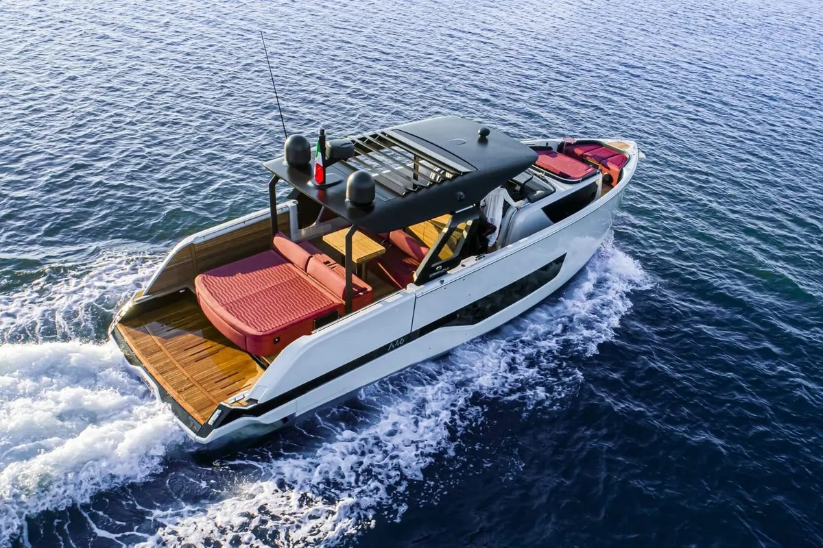 Cranchi A46 — Barcelona Yacht Rental, Barcelona. Rumbo a Sitges con baño al mediodía