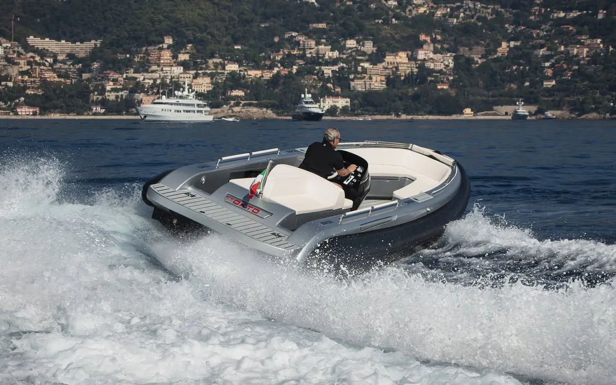 Dariel 7.5m, exterior — Barcelona Yacht Rental, Barcelona. Escapada ágil a Sitges antes del almuerzo