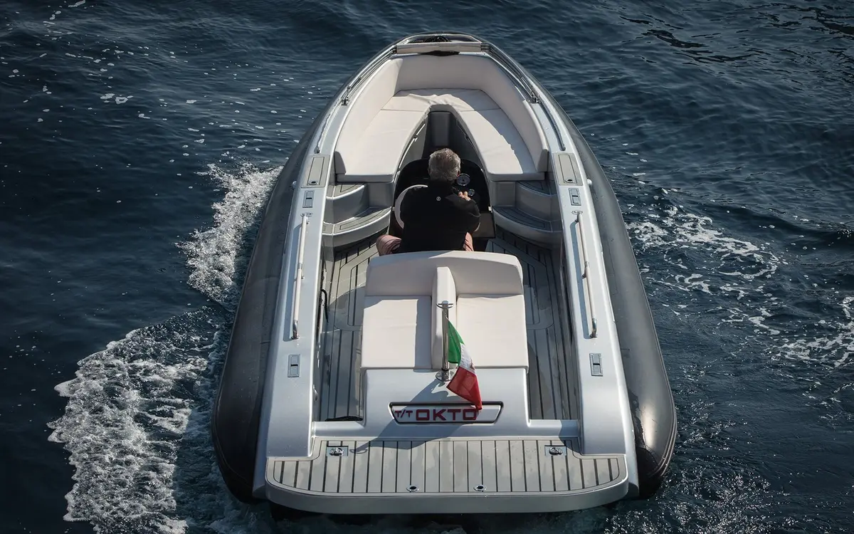 Dariel 7.5m, salón — Barcelona Yacht Rental, Barcelona. Escapada ágil a Sitges antes del almuerzo