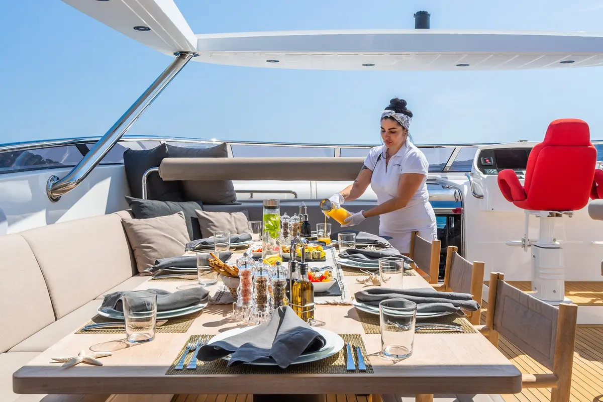 Dariel 7.5m, flybridge — Barcelona Yacht Rental, Barcelona. Escapada ágil a Sitges antes del almuerzo