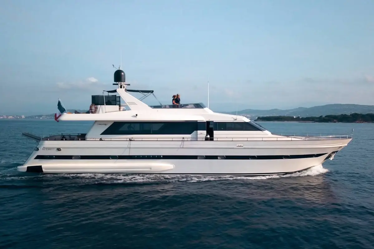 Falcon 80S — Barcelona Yacht Rental, Barcelona. Rumbo a Sitges con velocidad y aire libre en cubierta