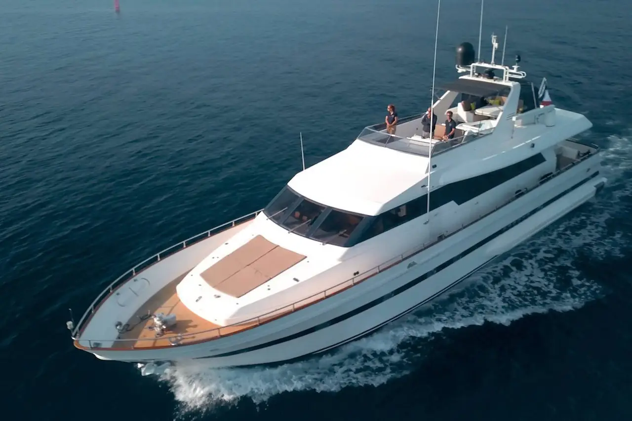 Falcon 80S, exterior — Barcelona Yacht Rental, Barcelona. Rumbo a Sitges con velocidad y aire libre en cubierta