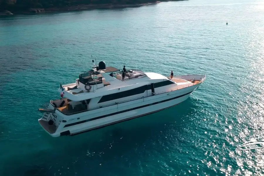 Falcon 80S, cubierta principal — Barcelona Yacht Rental, Barcelona. Rumbo a Sitges con velocidad y aire libre en cubierta