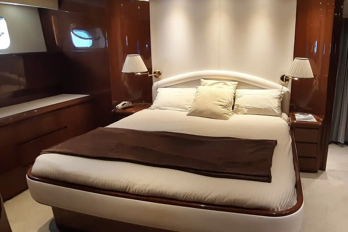 Falcon 80S, cubierta de popa — Barcelona Yacht Rental, Barcelona. Rumbo a Sitges con velocidad y aire libre en cubierta