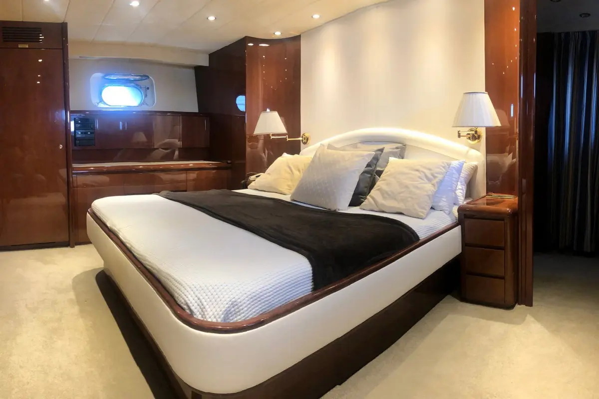 Falcon 80S, salón — Barcelona Yacht Rental, Barcelona. Rumbo a Sitges con velocidad y aire libre en cubierta