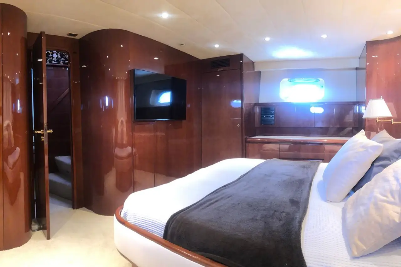 Falcon 80S, camarote principal — Barcelona Yacht Rental, Barcelona. Rumbo a Sitges con velocidad y aire libre en cubierta