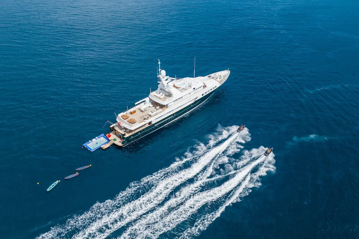 Emerald, exterior — Barcelona Yacht Rental, Barcelona. Cincuenta metros de calma rumbo a Menorca