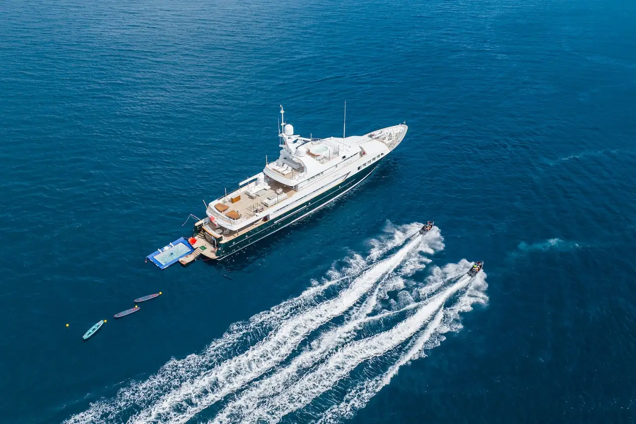 Emerald, exterior — Barcelona Yacht Rental, Barcelona. Cincuenta metros de calma rumbo a Menorca