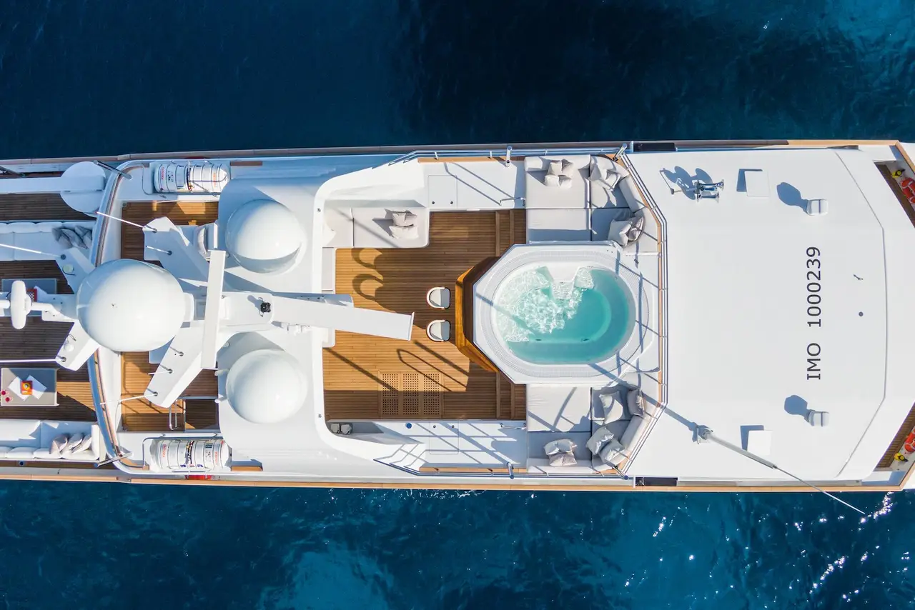 Emerald, cubierta principal — Barcelona Yacht Rental, Barcelona. Cincuenta metros de calma rumbo a Menorca