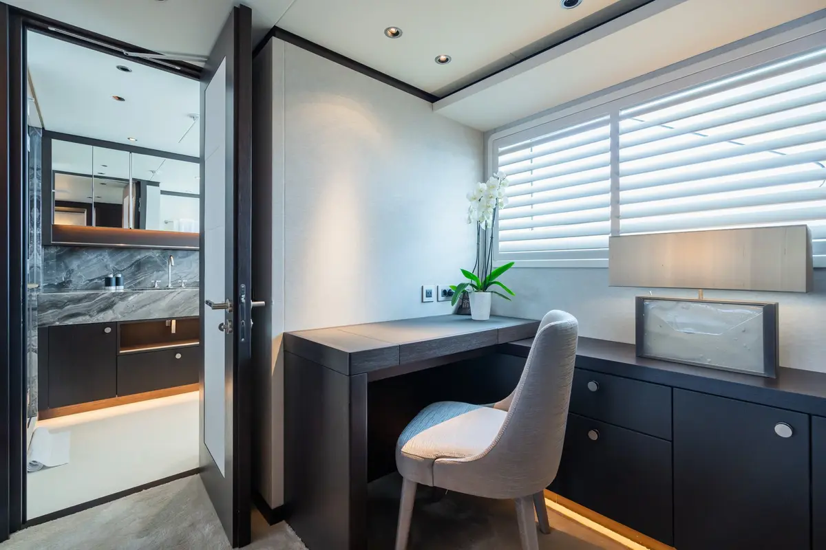 Emerald, flybridge — Barcelona Yacht Rental, Barcelona. Cincuenta metros de calma rumbo a Menorca
