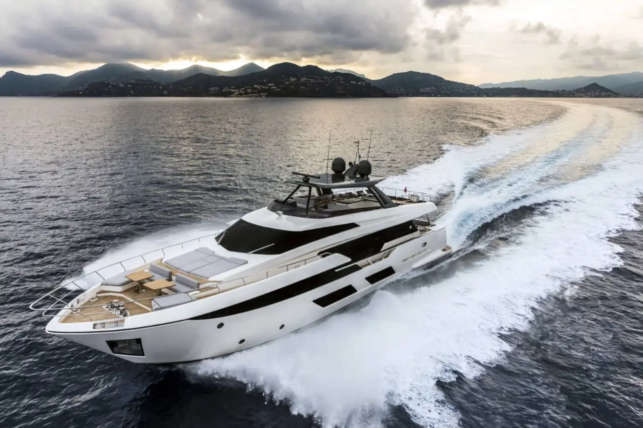 Ferretti 920, exterior — Barcelona Yacht Rental, Barcelona. Rumbo a Sitges con espacio a bordo para todos