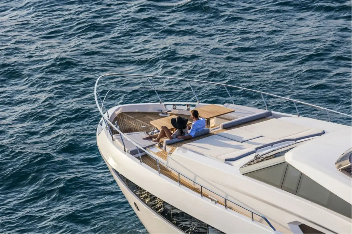 Ferretti 920, cubierta principal — Barcelona Yacht Rental, Barcelona. Rumbo a Sitges con espacio a bordo para todos