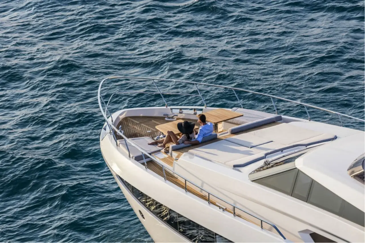 Ferretti 920, cubierta principal — Barcelona Yacht Rental, Barcelona. Rumbo a Sitges con espacio a bordo para todos