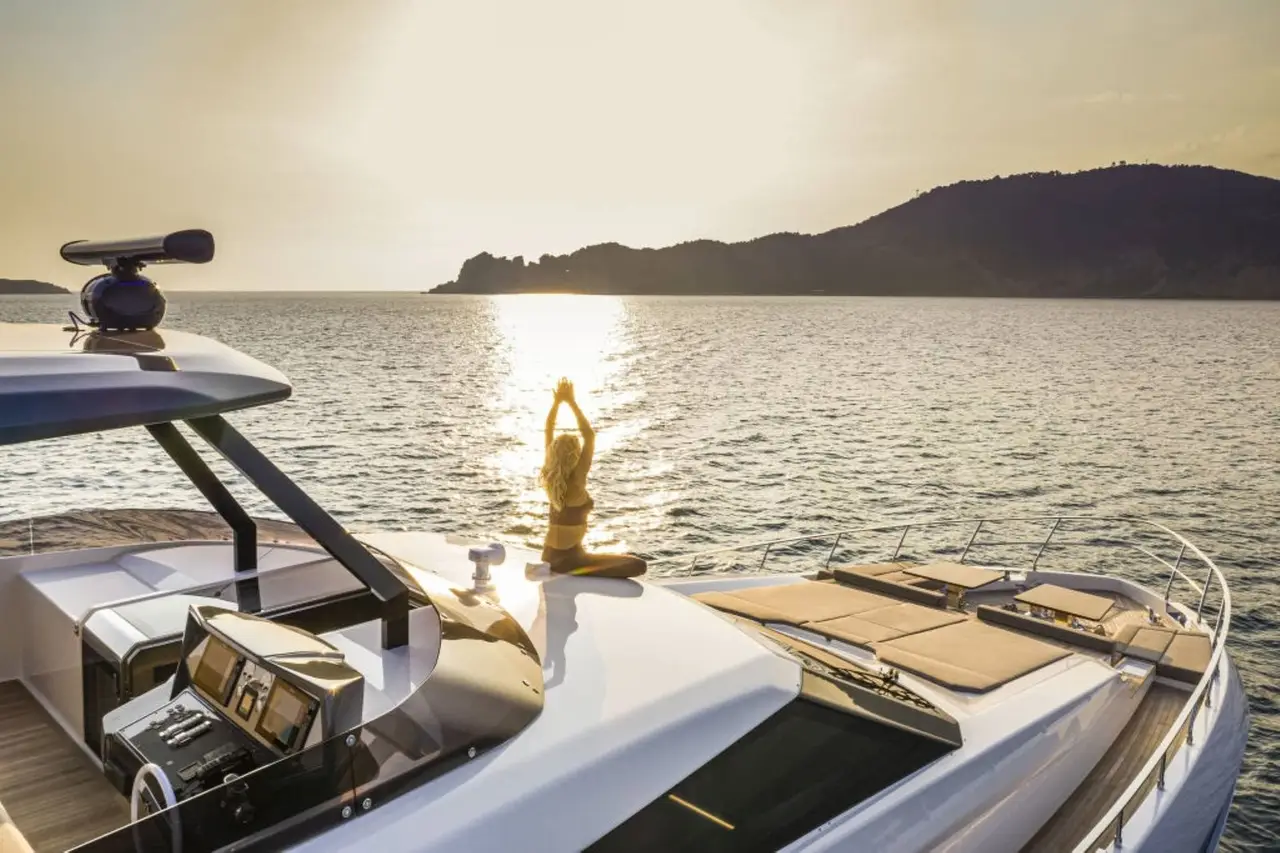 Ferretti 920, cubierta de popa — Barcelona Yacht Rental, Barcelona. Rumbo a Sitges con espacio a bordo para todos