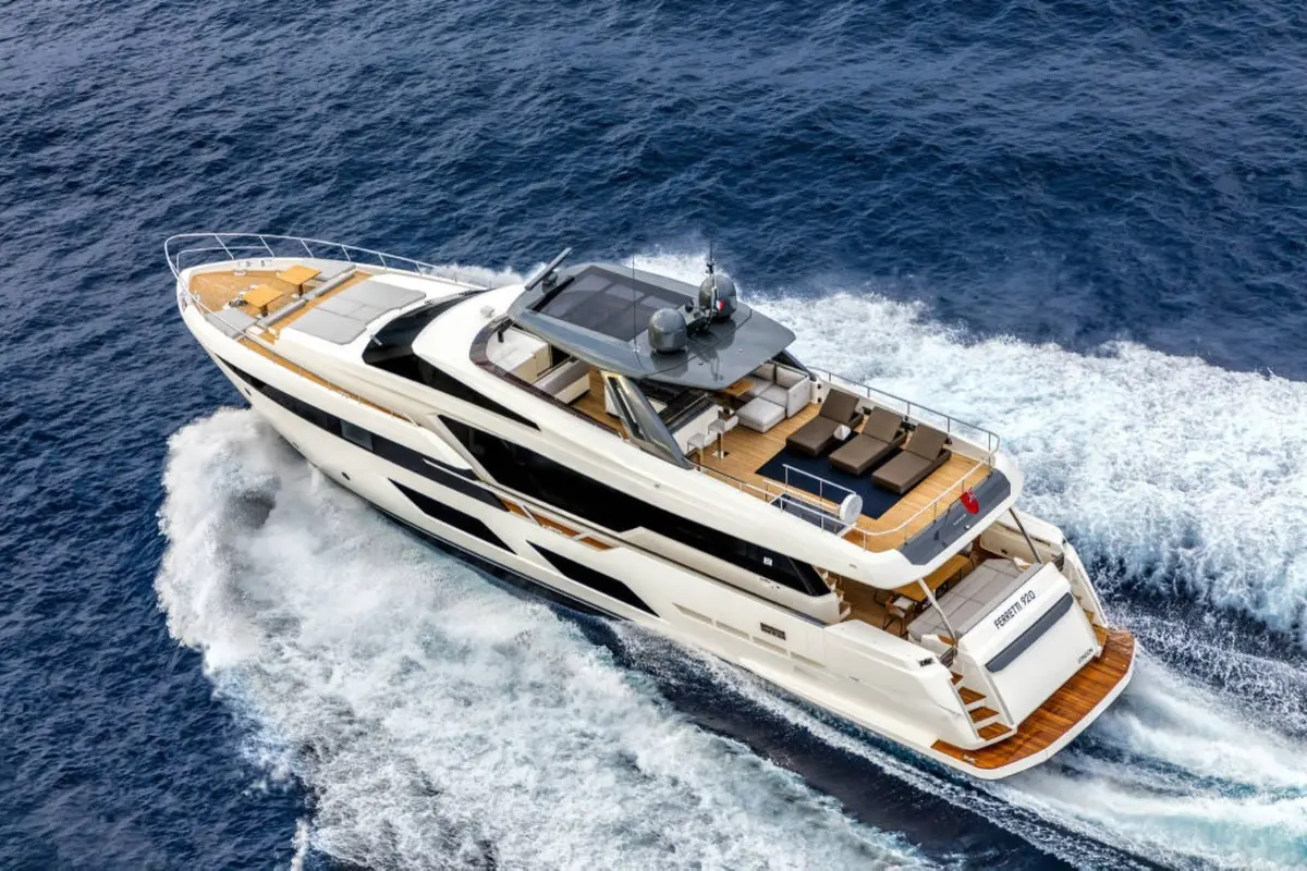 Ferretti 920, camarote principal — Barcelona Yacht Rental, Barcelona. Rumbo a Sitges con espacio a bordo para todos