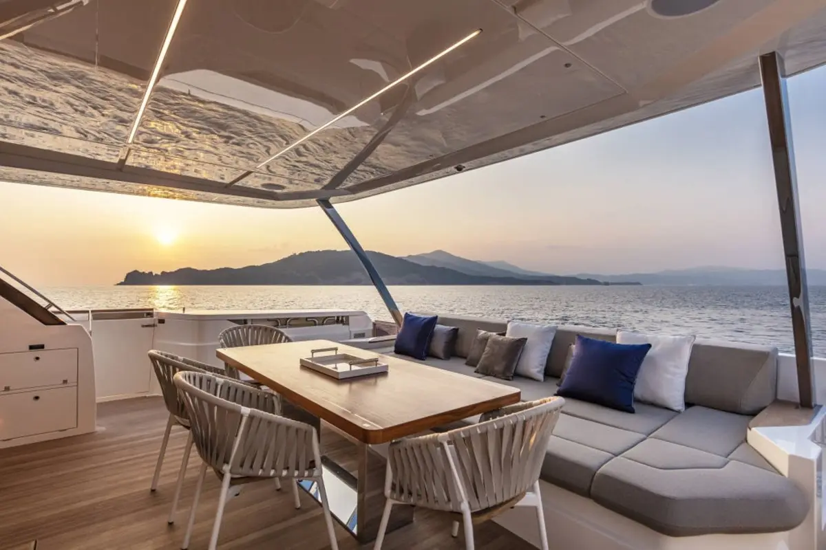 Ferretti 920, flybridge — Barcelona Yacht Rental, Barcelona. Rumbo a Sitges con espacio a bordo para todos