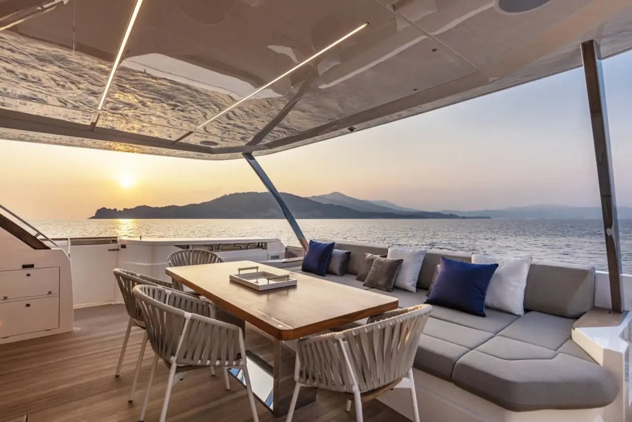 Ferretti 920, flybridge — Barcelona Yacht Rental, Barcelona. Rumbo a Sitges con espacio a bordo para todos