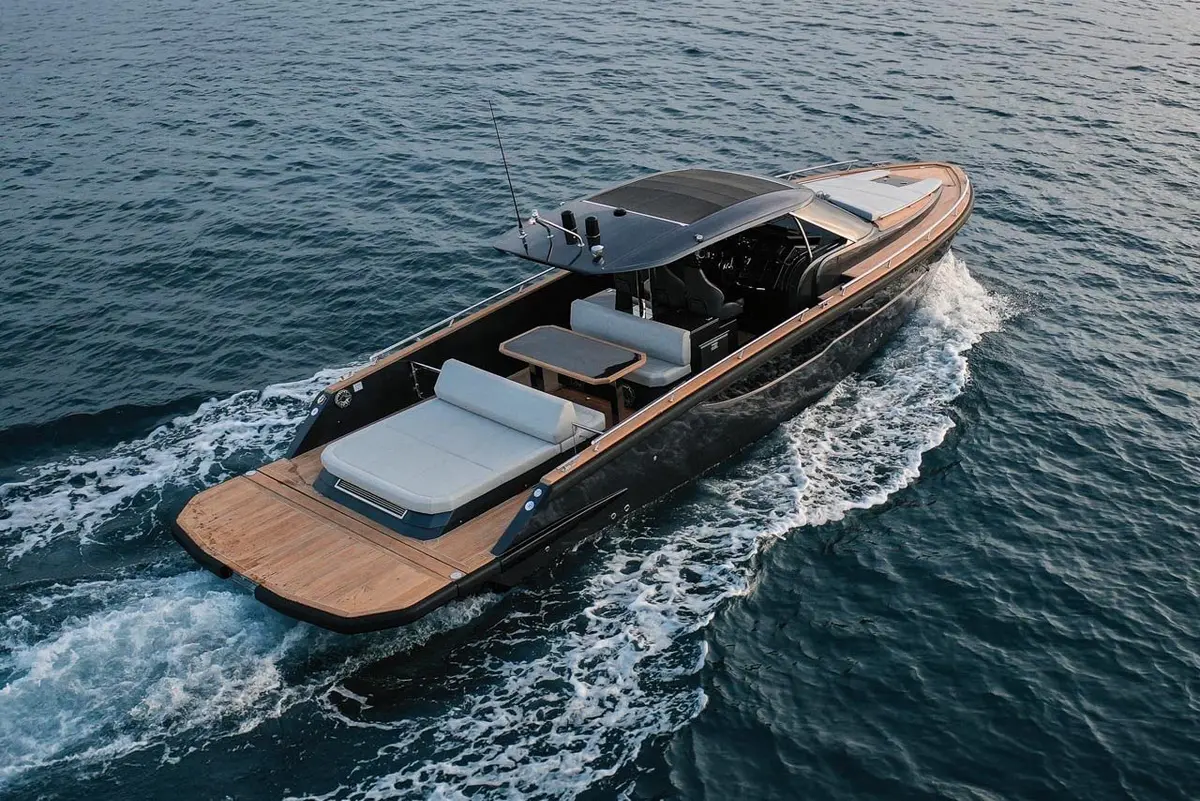 Forza 37 — Barcelona Yacht Rental, Barcelona. Cubierta abierta y velocidad rumbo a Sitges