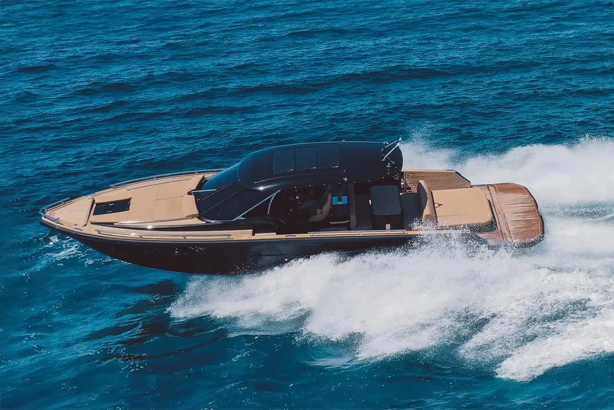 Forza 37, exterior — Barcelona Yacht Rental, Barcelona. Cubierta abierta y velocidad rumbo a Sitges