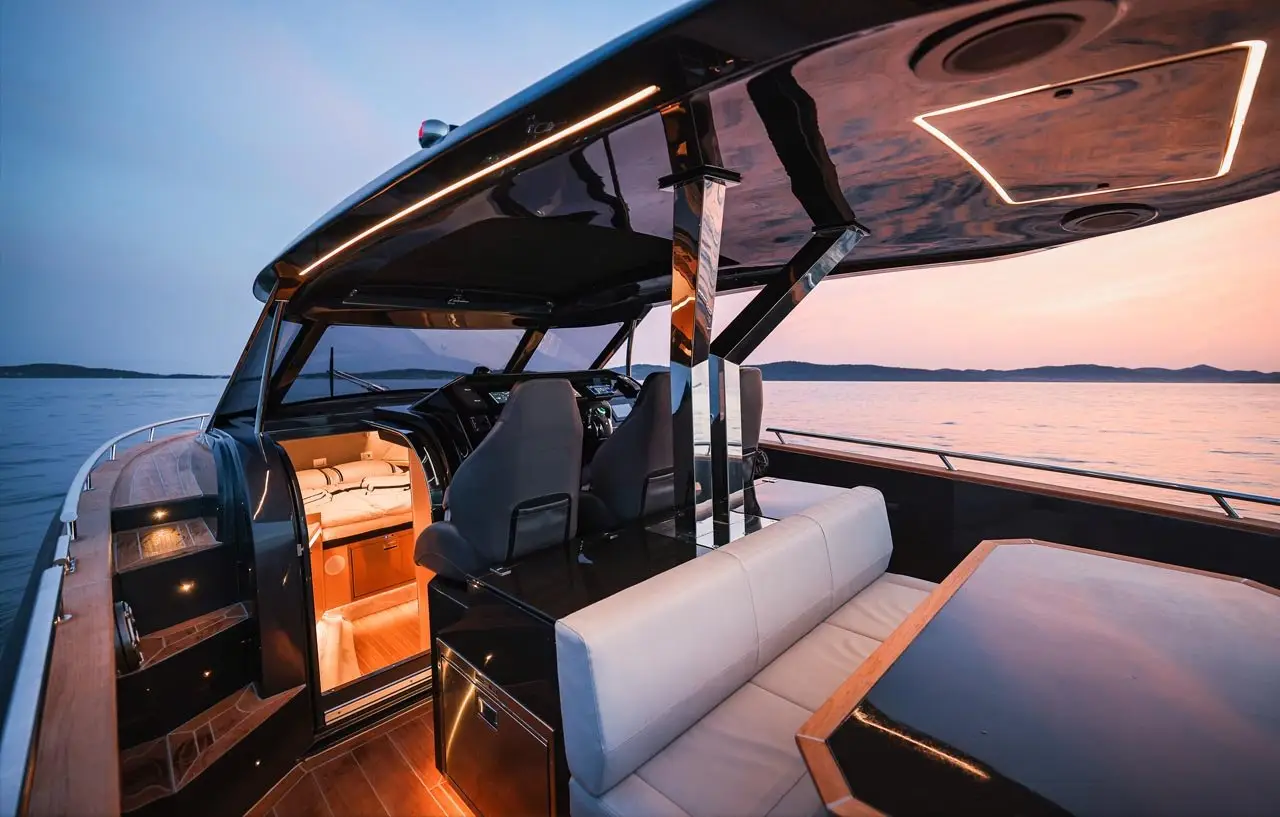 Forza 37, cubierta principal — Barcelona Yacht Rental, Barcelona. Cubierta abierta y velocidad rumbo a Sitges