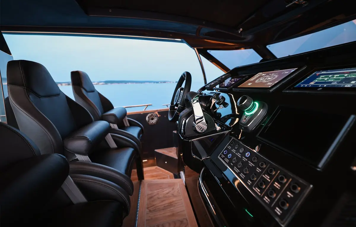 Forza 37, cubierta de popa — Barcelona Yacht Rental, Barcelona. Cubierta abierta y velocidad rumbo a Sitges