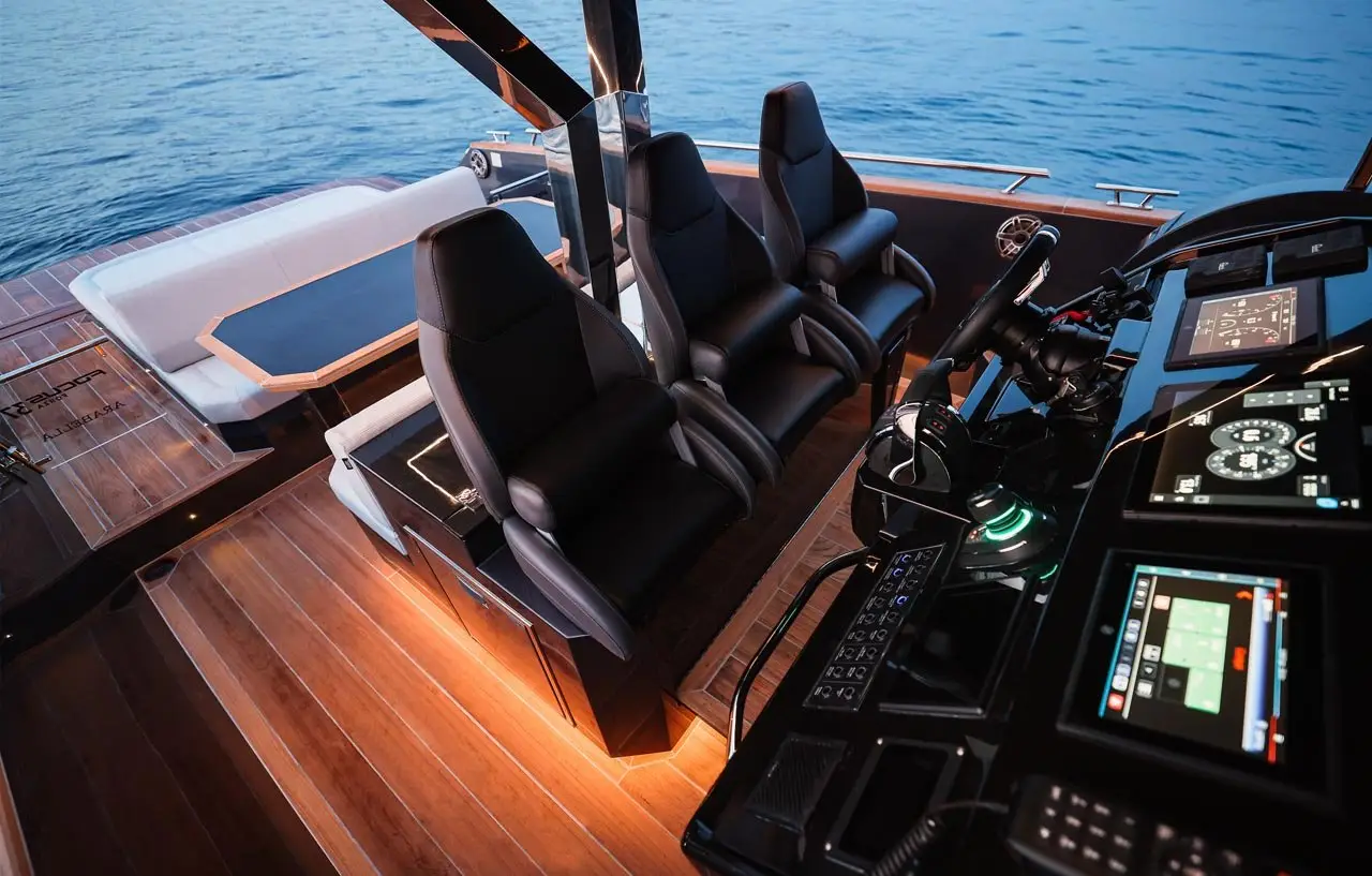 Forza 37, salón — Barcelona Yacht Rental, Barcelona. Cubierta abierta y velocidad rumbo a Sitges
