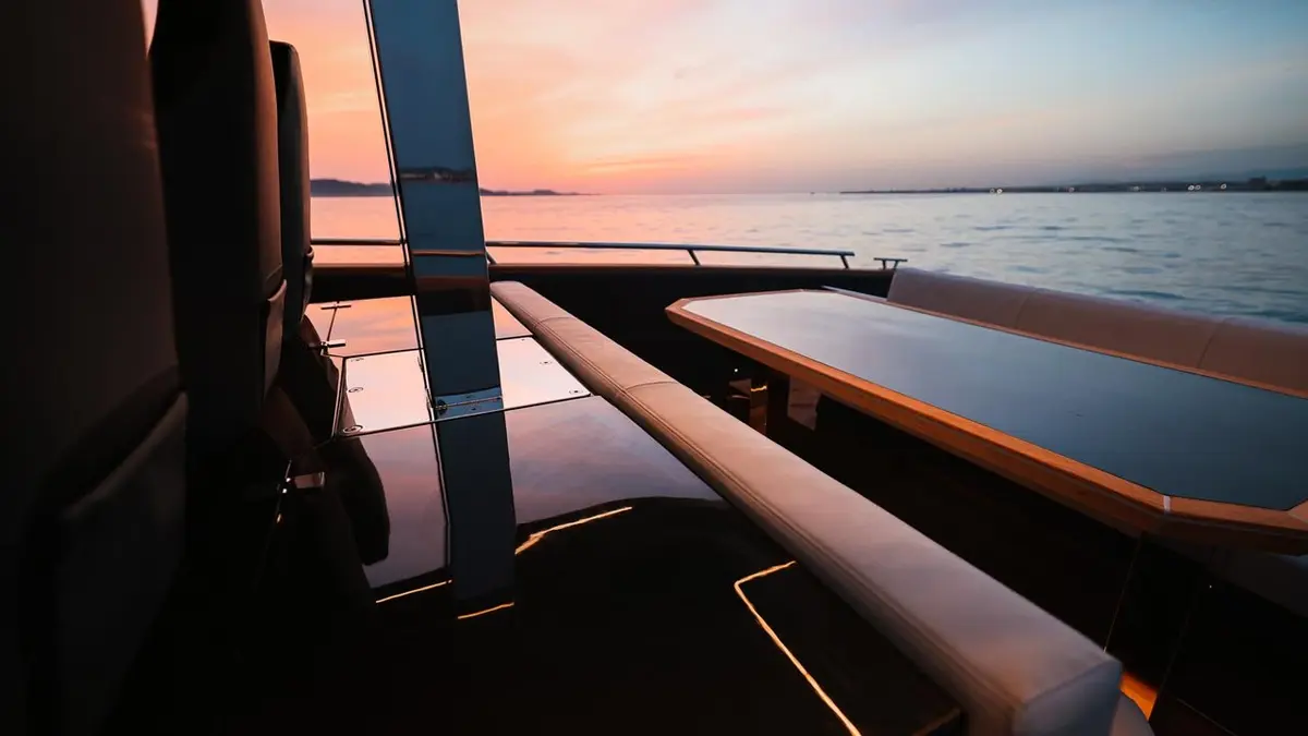 Forza 37, flybridge — Barcelona Yacht Rental, Barcelona. Cubierta abierta y velocidad rumbo a Sitges