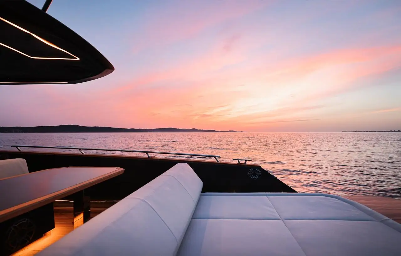 Forza 37, exterior — Barcelona Yacht Rental, Barcelona. Cubierta abierta y velocidad rumbo a Sitges