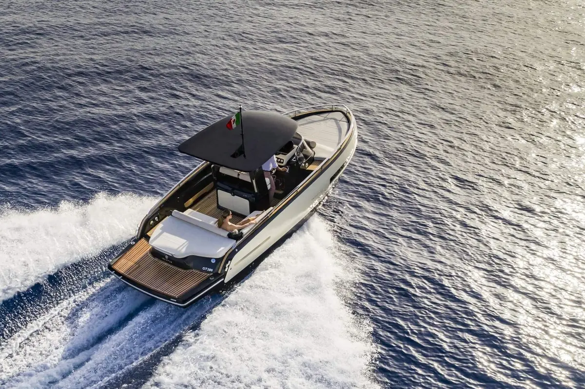 Invictus 280 GT — Barcelona Yacht Rental, Barcelona. Salidas rápidas a Sitges para baño y sol