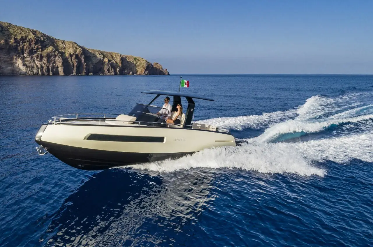 Invictus 280 GT, exterior — Barcelona Yacht Rental, Barcelona. Salidas rápidas a Sitges para baño y sol