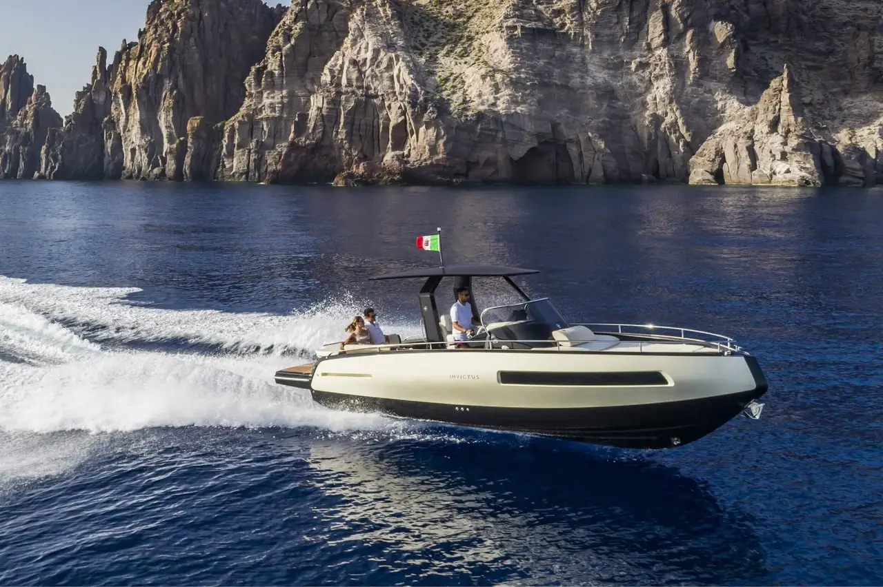 Invictus 280 GT, cubierta principal — Barcelona Yacht Rental, Barcelona. Salidas rápidas a Sitges para baño y sol