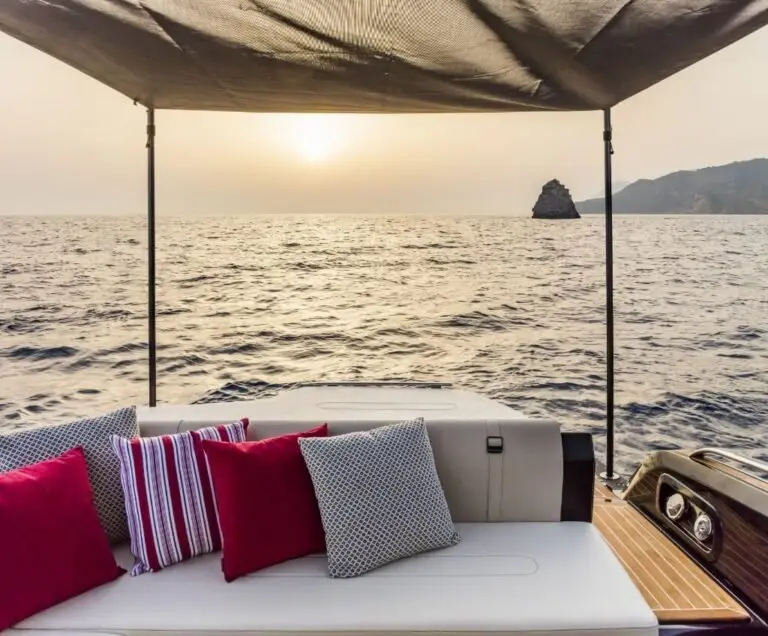 Invictus 280 GT, cubierta de popa — Barcelona Yacht Rental, Barcelona. Salidas rápidas a Sitges para baño y sol