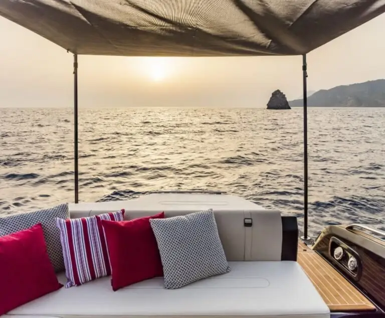 Invictus 280 GT, cubierta de popa — Barcelona Yacht Rental, Barcelona. Salidas rápidas a Sitges para baño y sol