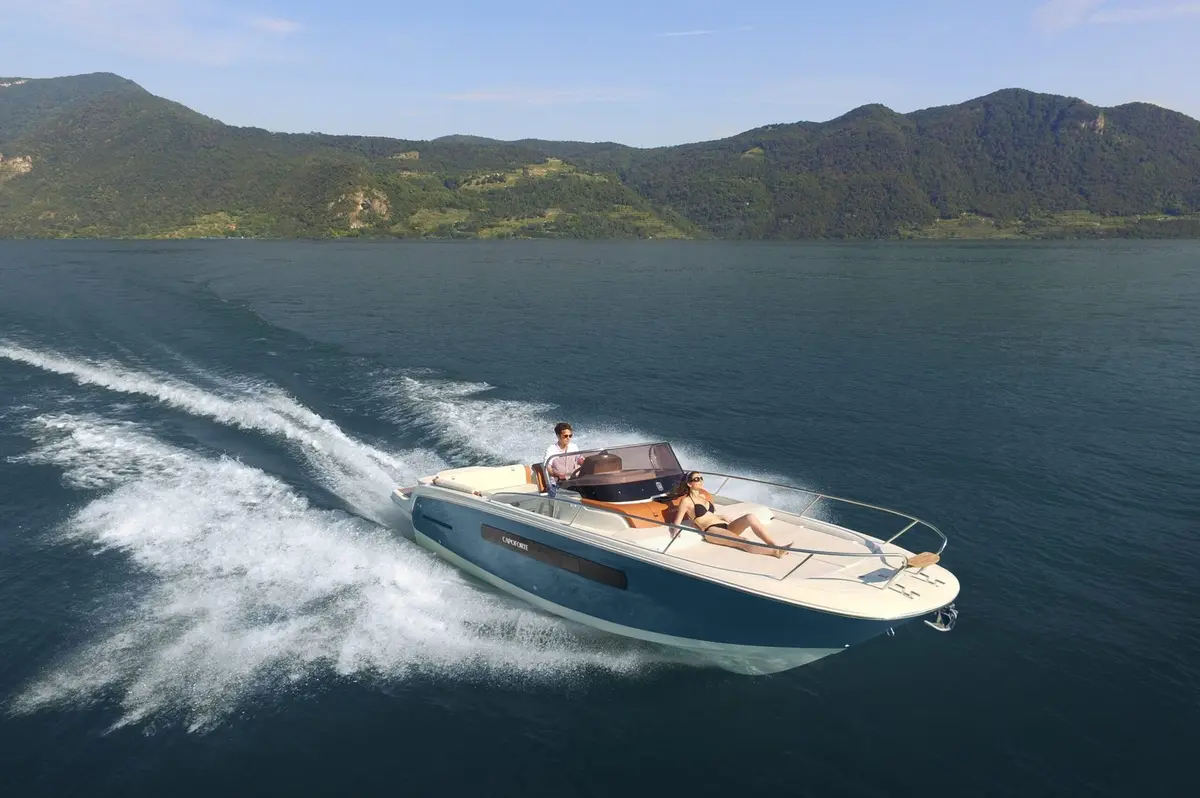 Invictus 280 — Barcelona Yacht Rental, Barcelona. Salidas ágiles a Sitges con baño incluido