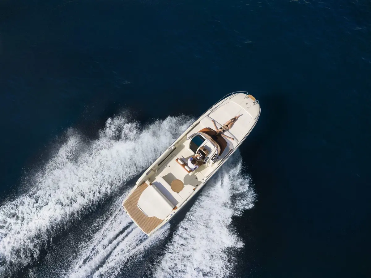 Invictus 280, exterior — Barcelona Yacht Rental, Barcelona. Salidas ágiles a Sitges con baño incluido
