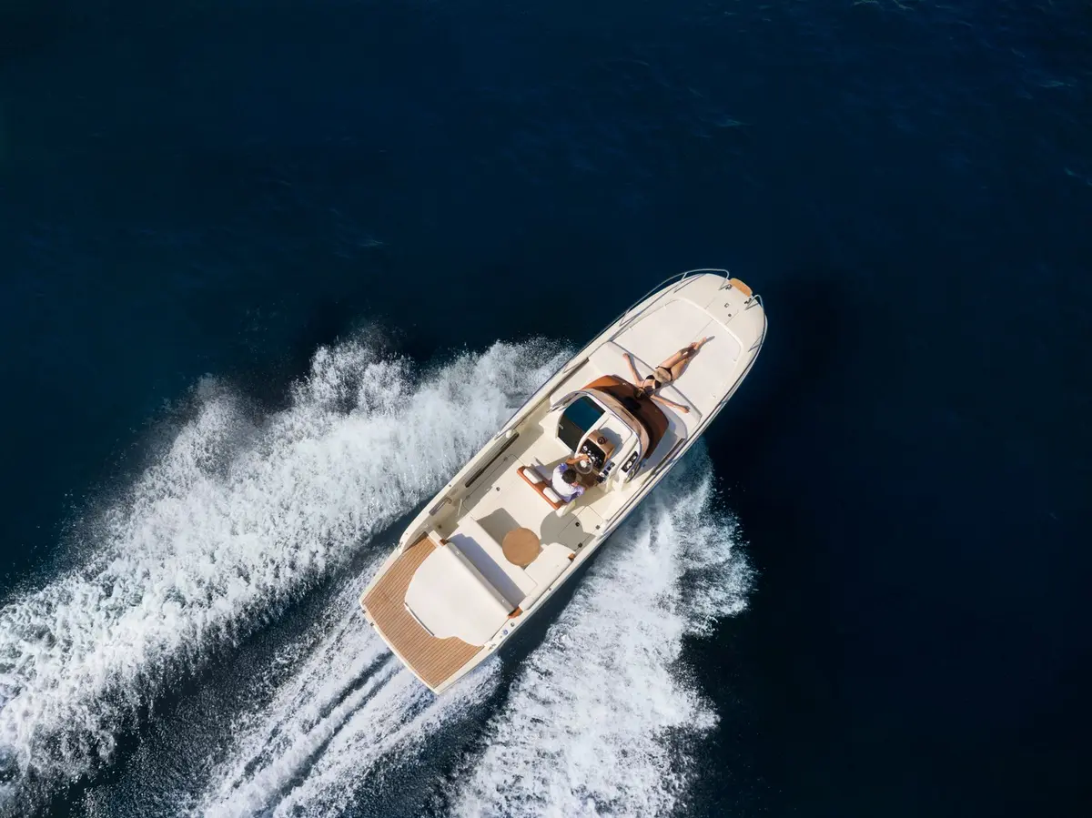 Invictus 280, cubierta principal — Barcelona Yacht Rental, Barcelona. Salidas ágiles a Sitges con baño incluido
