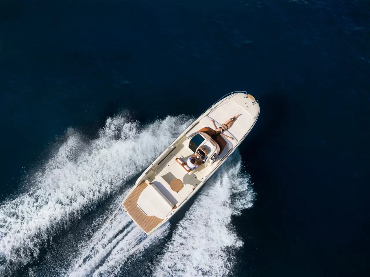 Invictus 280, cubierta principal — Barcelona Yacht Rental, Barcelona. Salidas ágiles a Sitges con baño incluido
